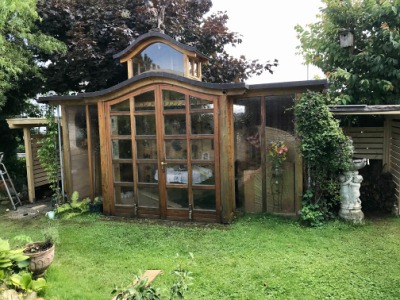 Teehaus mit Holzlegen